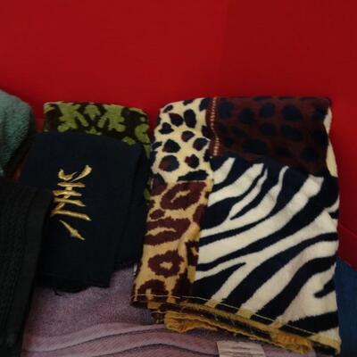 LOT 594. COLLECTION OF TOWELS