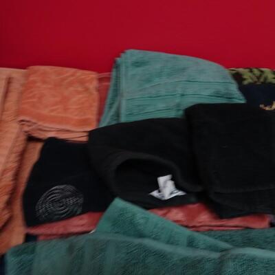 LOT 594. COLLECTION OF TOWELS