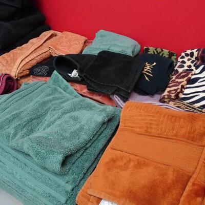 LOT 594. COLLECTION OF TOWELS