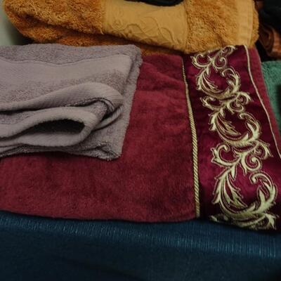 LOT 594. COLLECTION OF TOWELS