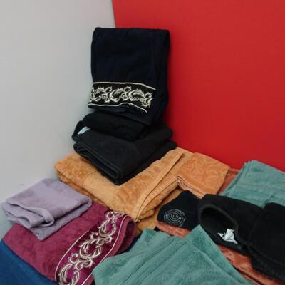 LOT 594. COLLECTION OF TOWELS