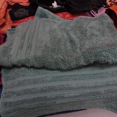 LOT 594. COLLECTION OF TOWELS