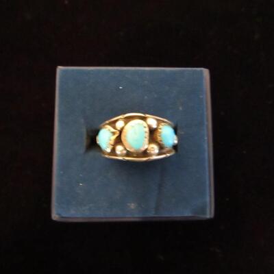 LOT 6  STERLING AND TURQUOISE RING