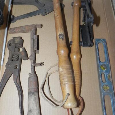 LOT 119  VINTAGE TOOLS AND GUN CLEANING