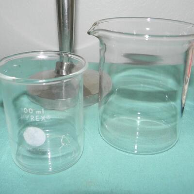LOT 120  BEAKERS AND MRS STEWART VINTAGE BOTTLE