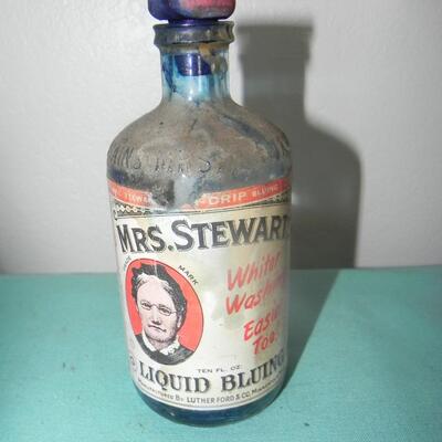 LOT 120  BEAKERS AND MRS STEWART VINTAGE BOTTLE