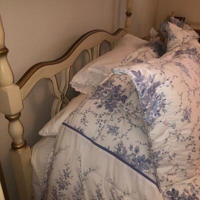 Full size canopy bed