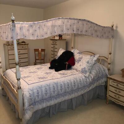 Full size canopy bed