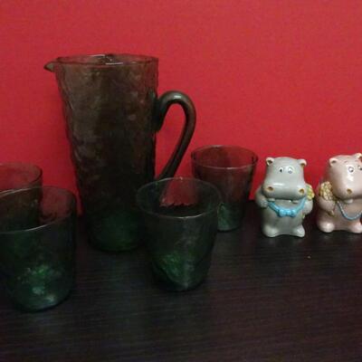 LOT 633. VINTAGE GLASSWARE SET AND VINTAGE HIPPO SALT AND PEPPER SET