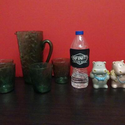 LOT 633. VINTAGE GLASSWARE SET AND VINTAGE HIPPO SALT AND PEPPER SET