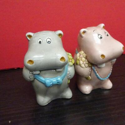 LOT 633. VINTAGE GLASSWARE SET AND VINTAGE HIPPO SALT AND PEPPER SET