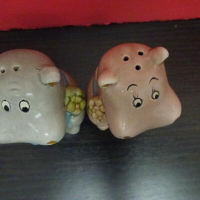 LOT 633. VINTAGE GLASSWARE SET AND VINTAGE HIPPO SALT AND PEPPER SET