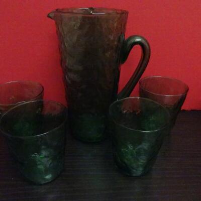 LOT 633. VINTAGE GLASSWARE SET AND VINTAGE HIPPO SALT AND PEPPER SET