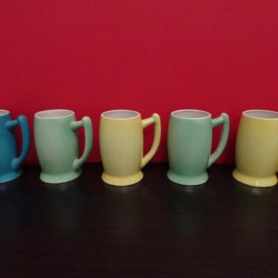 LOT 634  MUGS AND GLASSWARE