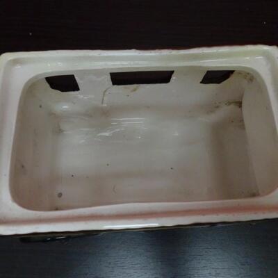 LOT 635. CREAMER SUGAR SET AND  PORCELAIN CARRIAGE