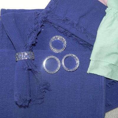 LOT 128  LINENS'