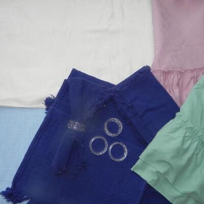 LOT 128  LINENS'