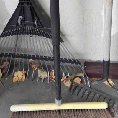LOT 133  YARD TOOLS