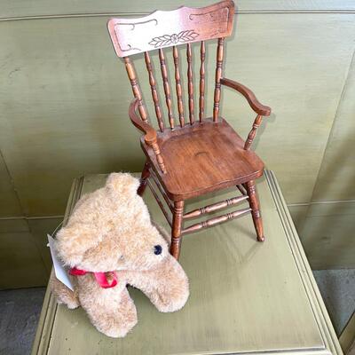 Lot 123 Small Hen in the Holly Designs Bear + Bearington Bear and Chair
