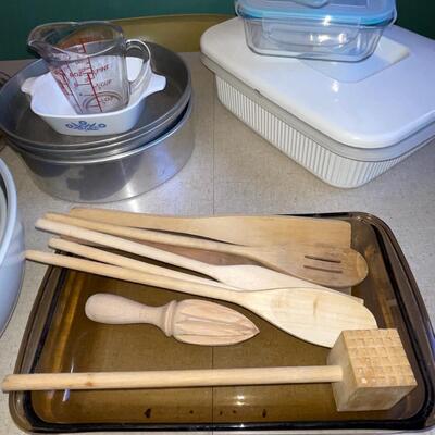 Lot 133 Kitchen Bakeware Bowls Pans Utensils Glass Metal Plastic