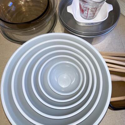 Lot 133 Kitchen Bakeware Bowls Pans Utensils Glass Metal Plastic