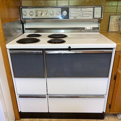 Lot 137 Vintage 1960 GE Sensi-Temp Stove & Large & Small Oven Storage Working