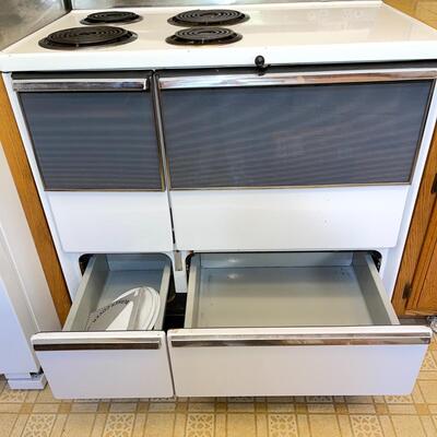 Lot 137 Vintage 1960 GE Sensi-Temp Stove & Large & Small Oven Storage Working