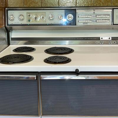 Lot 137 Vintage 1960 GE Sensi-Temp Stove & Large & Small Oven Storage Working
