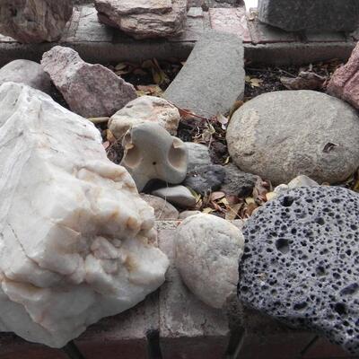 LOT 140  ROCKS AND MINERALS