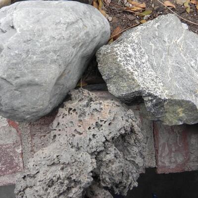 LOT 140  ROCKS AND MINERALS