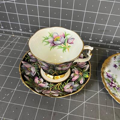 2 Tea Cups and Saucers: Black and Gold / Purple