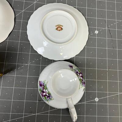 2 Tea Cups and Saucers: Black and Gold / Purple