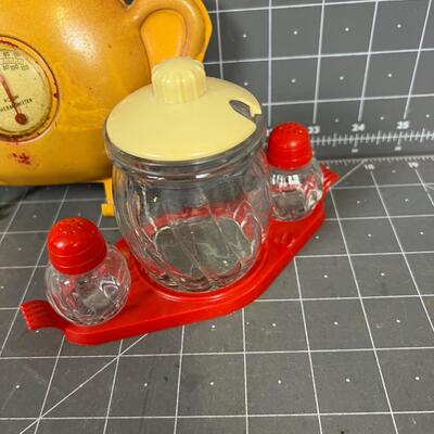 VINTAGE Salt and Pepper with Tea pot Thermometer 
