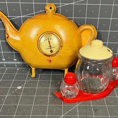 VINTAGE Salt and Pepper with Tea pot Thermometer 