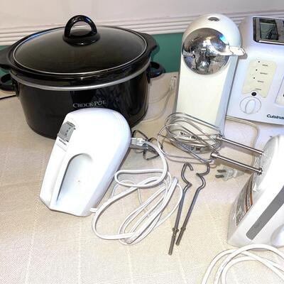 Lot 147 Group Small Kitchen Appliances Coffee Grinder Mixers Crock Pot Toaster