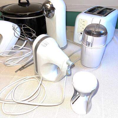 Lot 147 Group Small Kitchen Appliances Coffee Grinder Mixers Crock Pot Toaster