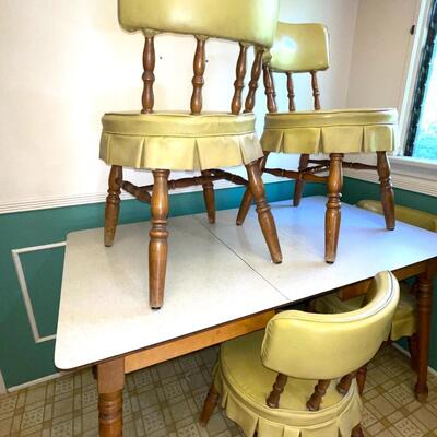 Lot 154 Vintage Formica Table & 4 Chairs Dinette Set Maple Early American Style