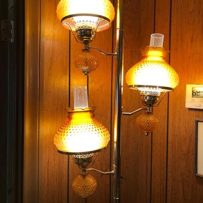 Amber hobnail tension pole lamp