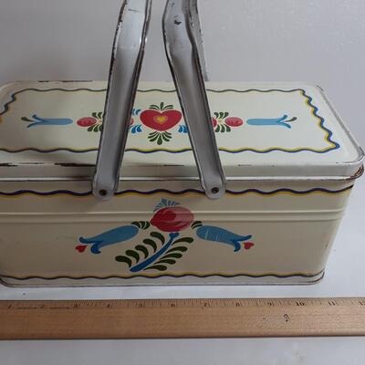 Vintage metal Lunch or Breadbox?