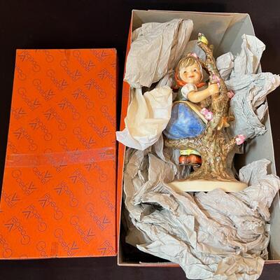 LARGE Hummel Apple Tree Girl mint w box 10.5" TMK-5