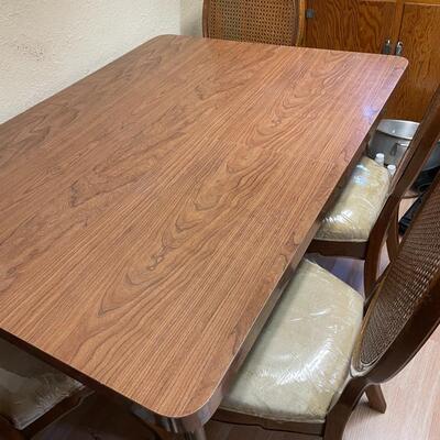 Vintage table and 6 wicker chairs