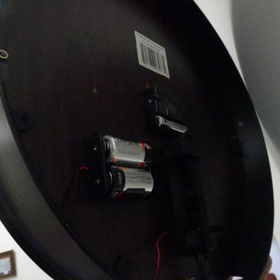 LOT 641 MODERN WALL CLOCK