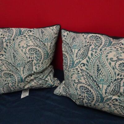 LOT 643.    20" THROW PILLOWS