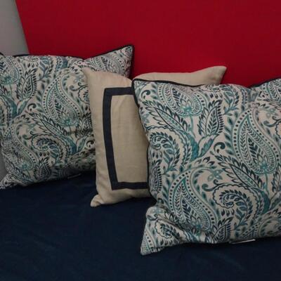 LOT 643.    20" THROW PILLOWS