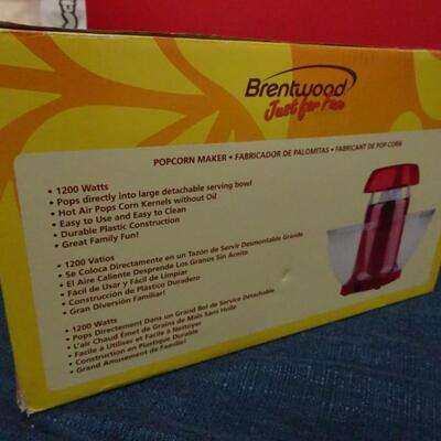 LOT 645. POPCORN MAKER AND POUCH COUCH