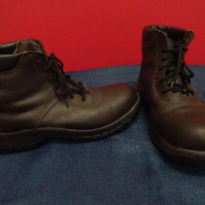 LOT 648. MENS STEEL TOE WORK BOOTS