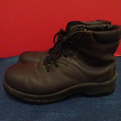 LOT 648. MENS STEEL TOE WORK BOOTS