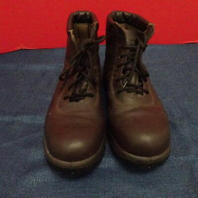 LOT 648. MENS STEEL TOE WORK BOOTS
