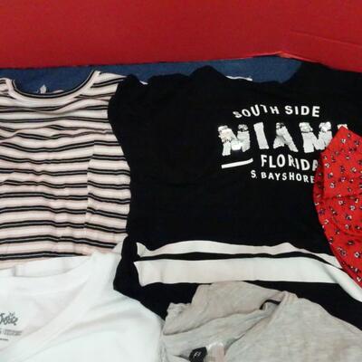 LOT 653. GIRLS SHIRTS