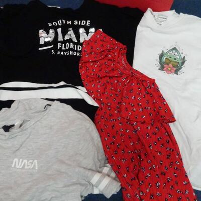 LOT 653. GIRLS SHIRTS